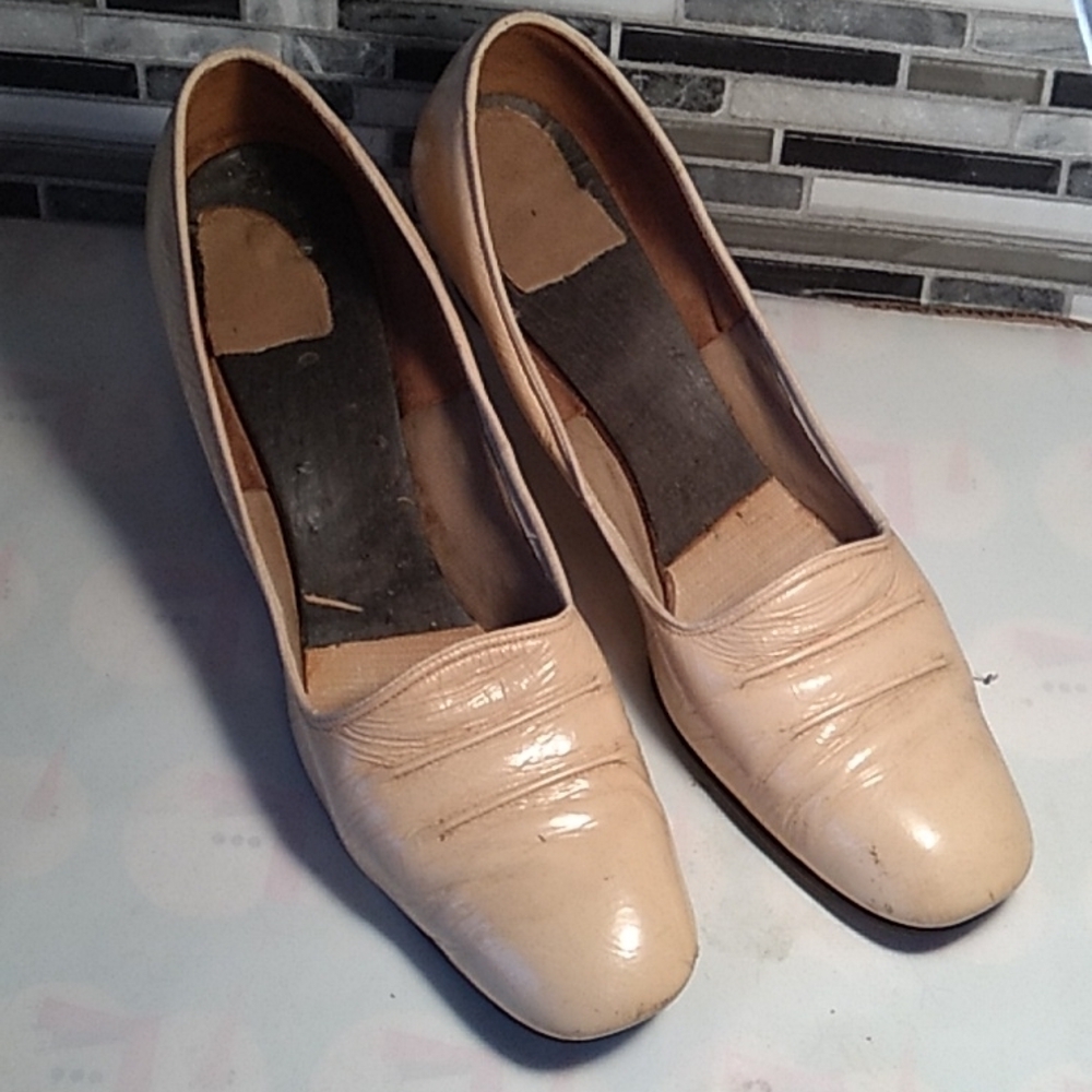 Vintage 1960s ladies dress heels 👠